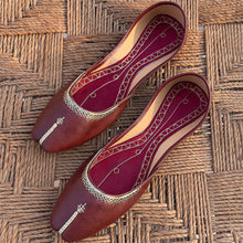 Load image into Gallery viewer, Textured Classic Brown Khussa