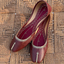 Load image into Gallery viewer, Textured Classic Brown Khussa