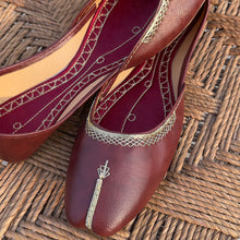 Load image into Gallery viewer, Textured Classic Brown Khussa