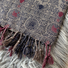 Load image into Gallery viewer, classic border shawl